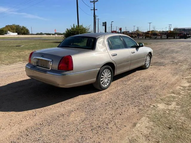 1LNHM81W63Y671926 2003 2003 Lincoln Town Car- Executive 4