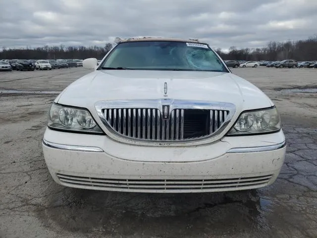 1LNHM81W14Y619797 2004 2004 Lincoln Town Car- Executive 5