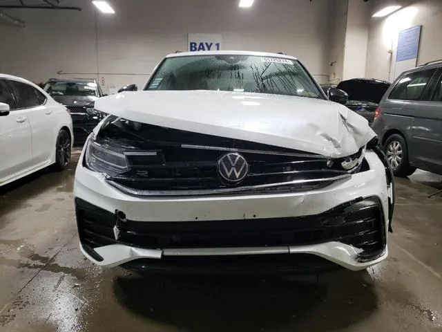 3VV8B7AX5RM020130 2024 2024 Volkswagen Tiguan- Se R-Line Black 5