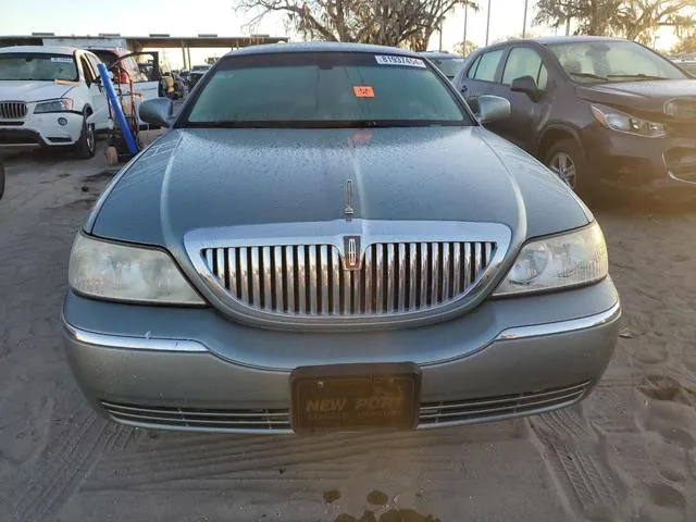 1LNHM81WX4Y674295 2004 2004 Lincoln Town Car- Executive 5