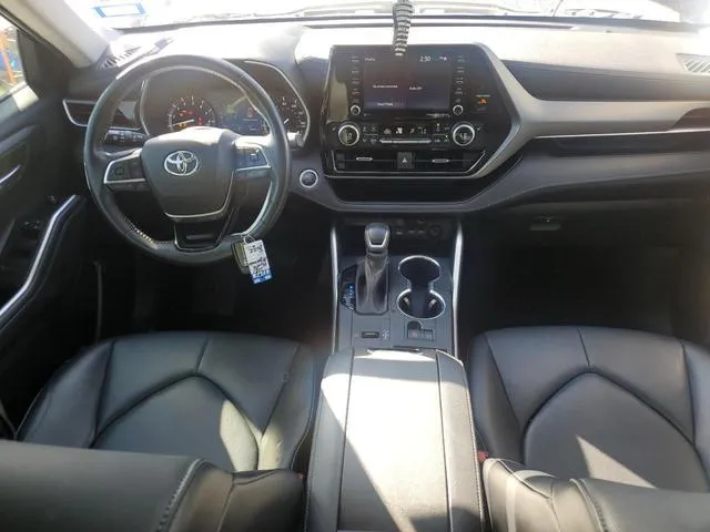 5TDGZRAH5MS039246 2021 2021 Toyota Highlander- Xle 8