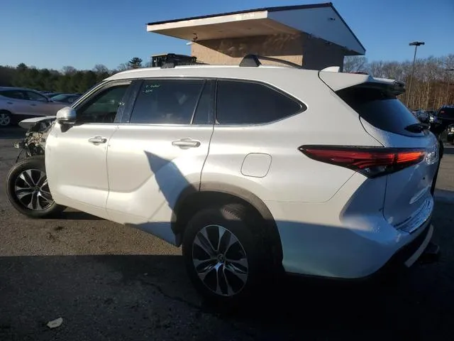 5TDHZRBH0NS182819 2022 2022 Toyota Highlander- Xle 2