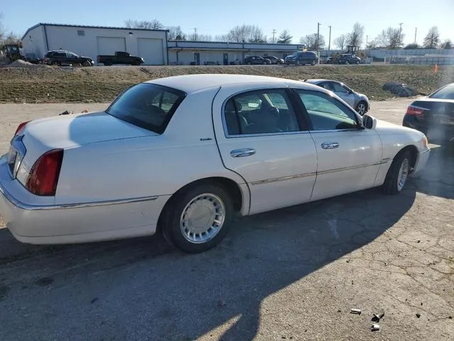 1LNHM81W3YY887532 2000 2000 Lincoln Town Car- Executive 3