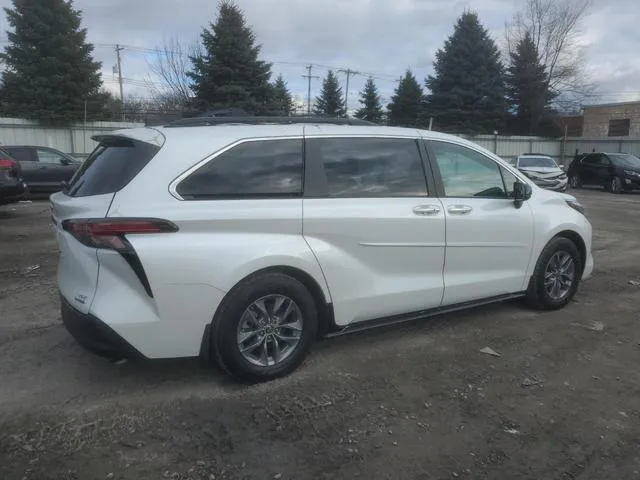 5TDYRKEC2NS135069 2022 2022 Toyota Sienna- Xle 3