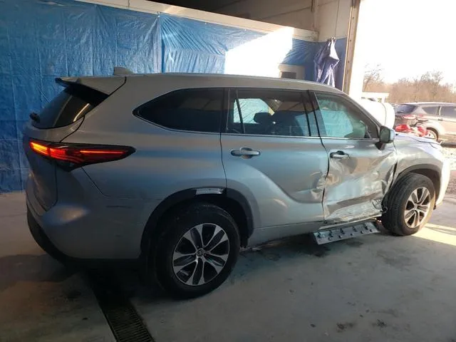 5TDHZRBH4NS174240 2022 2022 Toyota Highlander- Xle 3