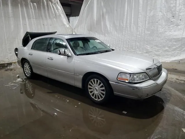 1LNHM81W24Y665543 2004 2004 Lincoln Town Car- Executive 4