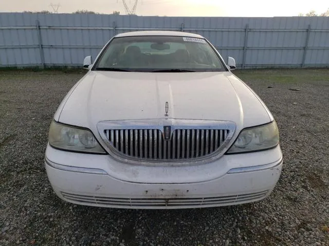 1LNHM81W33Y664125 2003 2003 Lincoln Town Car- Executive 5