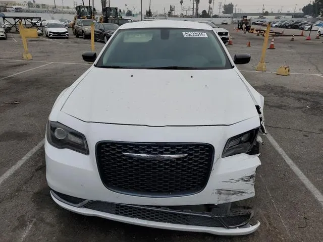 2C3CCAAG7KH690631 2019 2019 Chrysler 300- Touring 5