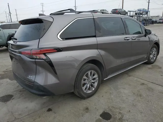 5TDYRKEC5MS024126 2021 2021 Toyota Sienna- Xle 3