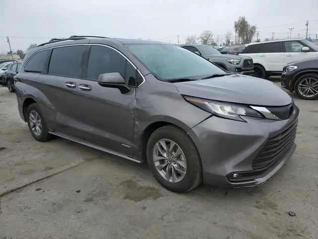 5TDYRKEC5MS024126 2021 2021 Toyota Sienna- Xle 4