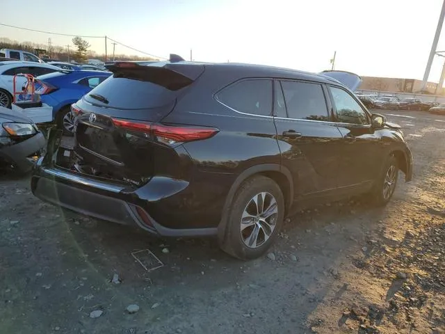 5TDGZRBH5NS176851 2022 2022 Toyota Highlander- Xle 3