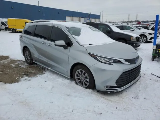 5TDYRKEC5MS035742 2021 2021 Toyota Sienna- Xle 4