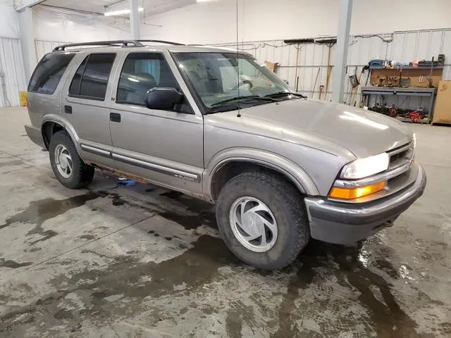 1GNDT13W61K261919 2001 2001 Chevrolet Blazer 4