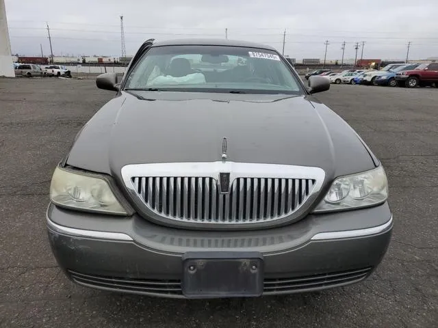 1LNHM81W84Y667684 2004 2004 Lincoln Town Car- Executive 5