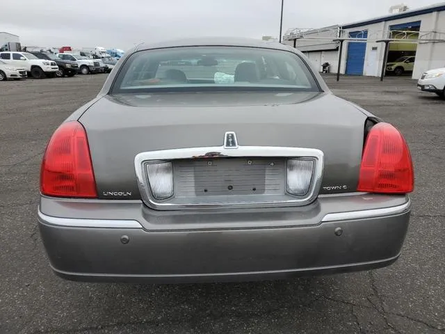 1LNHM81W84Y667684 2004 2004 Lincoln Town Car- Executive 6