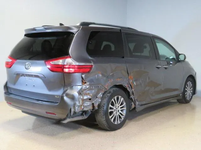 5TDYZ3DC3JS921237 2018 2018 Toyota Sienna- Xle 3