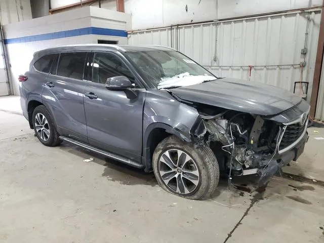 5TDGZRBH6NS593752 2022 2022 Toyota Highlander- Xle 4