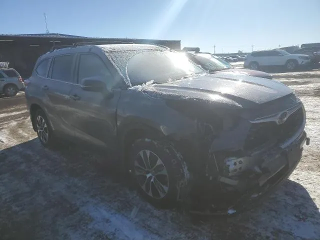 5TDHZRBH2MS078993 2021 2021 Toyota Highlander- Xle 4